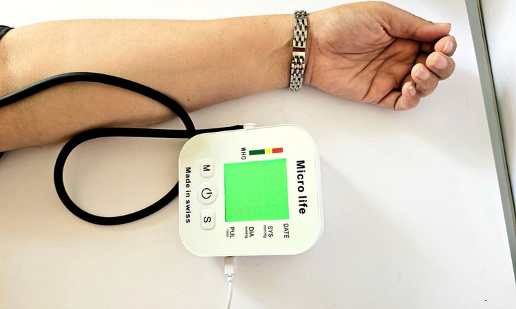 فشارسنج بازویی مانیتوردار و صفحه رنگی