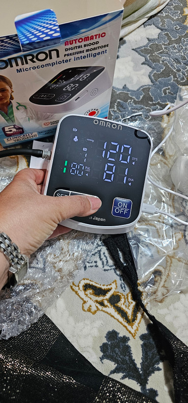 دکمههای تنظیم، حافظه و روشن/خاموش فشارسنج سخنگو فارسی اومرون مدل HEM-3020 با قابلیت دو کاربره · Title: دکمههای کنترل فشارسنج اومرون